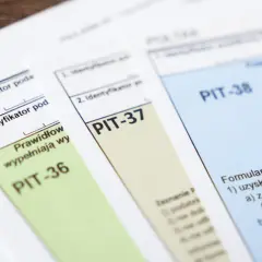 Formularze podatkowe PIT-36, PIT-37 i PIT-38. Czy osoba do 26 roku życia musi składać PIT-37? Sprawdź zasady rozliczenia.