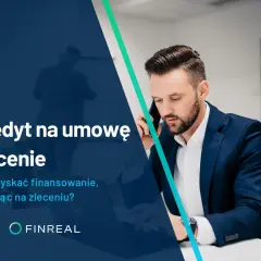 Mężczyzna w garniturze rozmawia przez telefon, na tle napis "Kredyt na umowę zlecenie".
