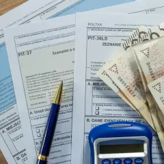 Formularze PIT-37, PIT-38, PIT-36LS, pieniądze i kalkulator. PIT-37 co to jest? To zeznanie podatkowe dla osób fizycznych.