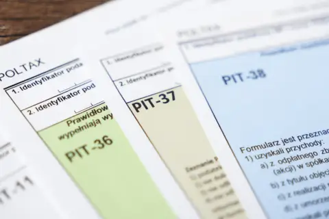 Formularze podatkowe PIT-36, PIT-37 i PIT-38. Czy osoba do 26 roku życia musi składać PIT-37? Sprawdź zasady rozliczenia.
