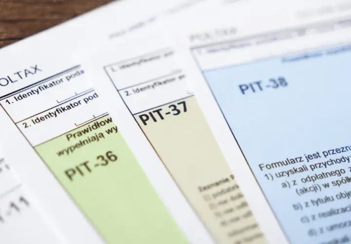 Formularze podatkowe PIT-36, PIT-37 i PIT-38. Czy osoba do 26 roku życia musi składać PIT-37? Sprawdź zasady rozliczenia.