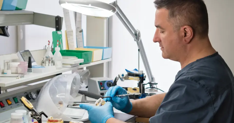 Technik dentystyczny - zarobki, praca, jak nim zostać?